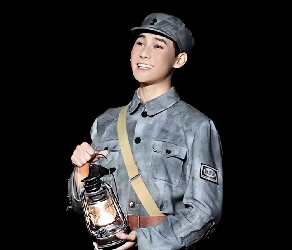 张真源话剧首秀登热搜全程说着家乡话爱豆出身也很有实力