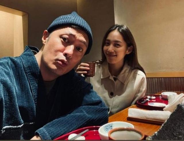 余文乐夫妇与周杰伦聚会,昆凌托腮甜笑状态佳,王棠云气质温柔