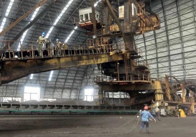 【一线】不分昼夜忙抢修——斗轮机抢修侧记