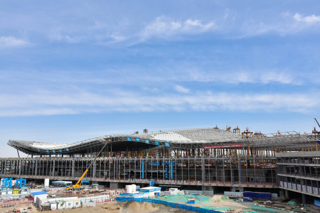 乌鲁木齐机场改扩建航站楼钢结构工程封顶