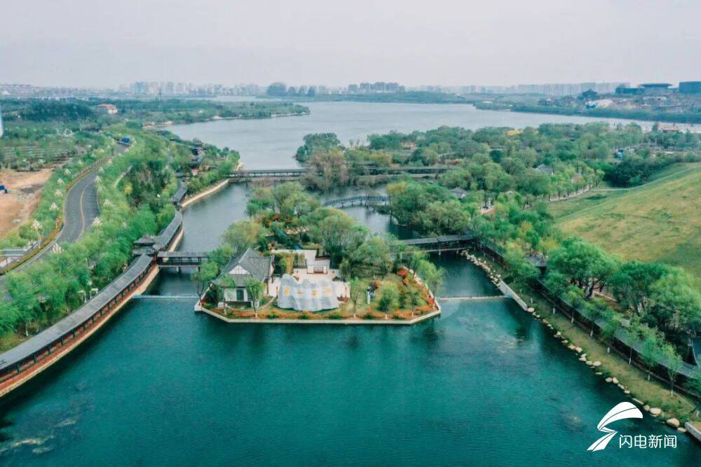 这里是泰山西湖,春雨洗礼后的景区焕然一新,阵阵春风伴着花香,弥漫了