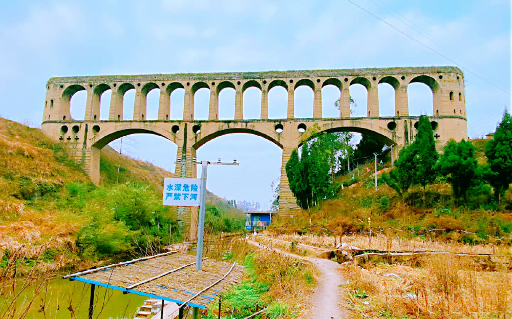 长272米渡槽,上面输水中间过人下面过河,1972年建造如今还在用_腾讯