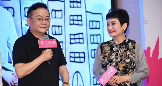 家庭圆满,而王静经历三次感情,至今单身和儿子相依为命,造成这些的