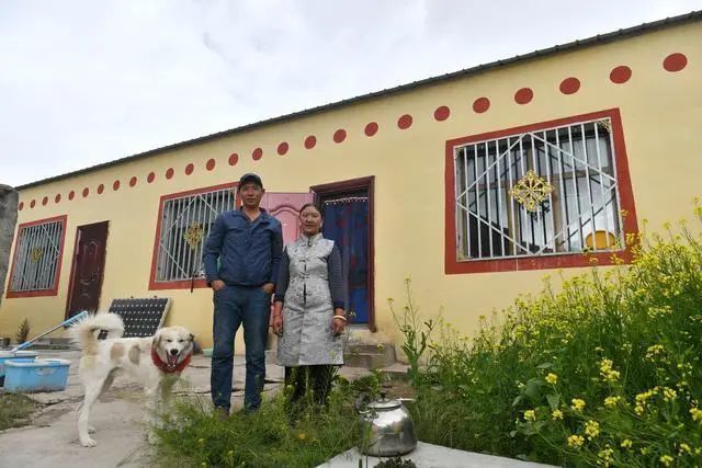 院子里,女主人扎西卓尕拧开了水龙头,准备冲洗着自己停在院子里的小