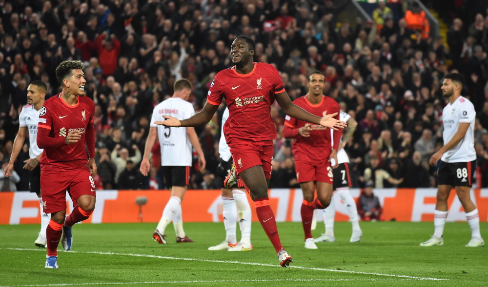 4月13日,利物浦队球员科内特(左)攻入球队首球后与队友西米卡斯庆祝.