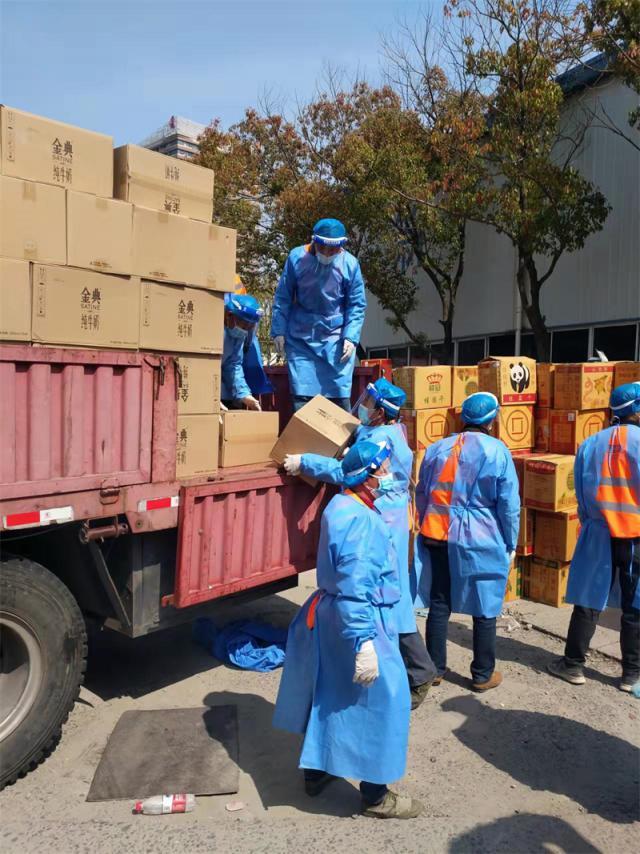 被封闭在上海工地后南通建筑工变身物资保障搬运工