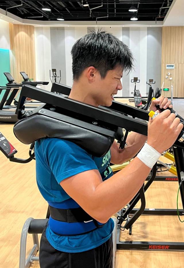 苏炳添健身秀肌肉公开秀恩爱32岁8块腹肌皮肤黝黑屁股翘