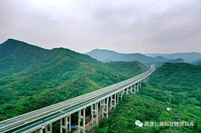 在枣潜高速沙洋互通以南与枣潜高速交叉,向西于潘集国家湿地公园以北