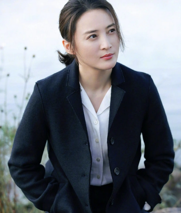 46岁蒋勤勤素颜拍新戏!蹲田间大口吃饭没包袱,获陈建斌贴心接送