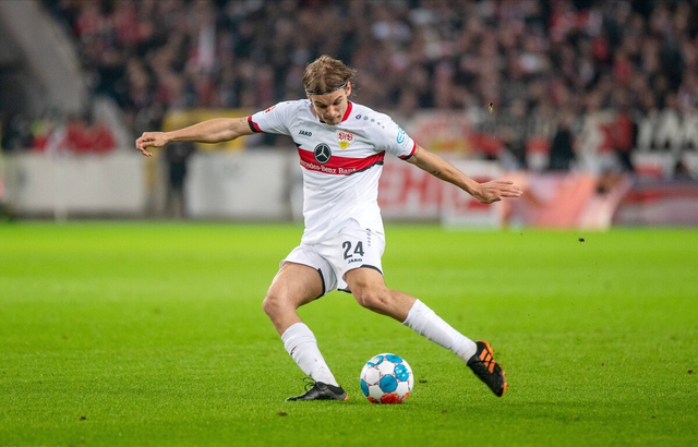 记者:巴萨夏窗引进博尔纳-索萨谈判顺利 斯图加特标价2500万欧