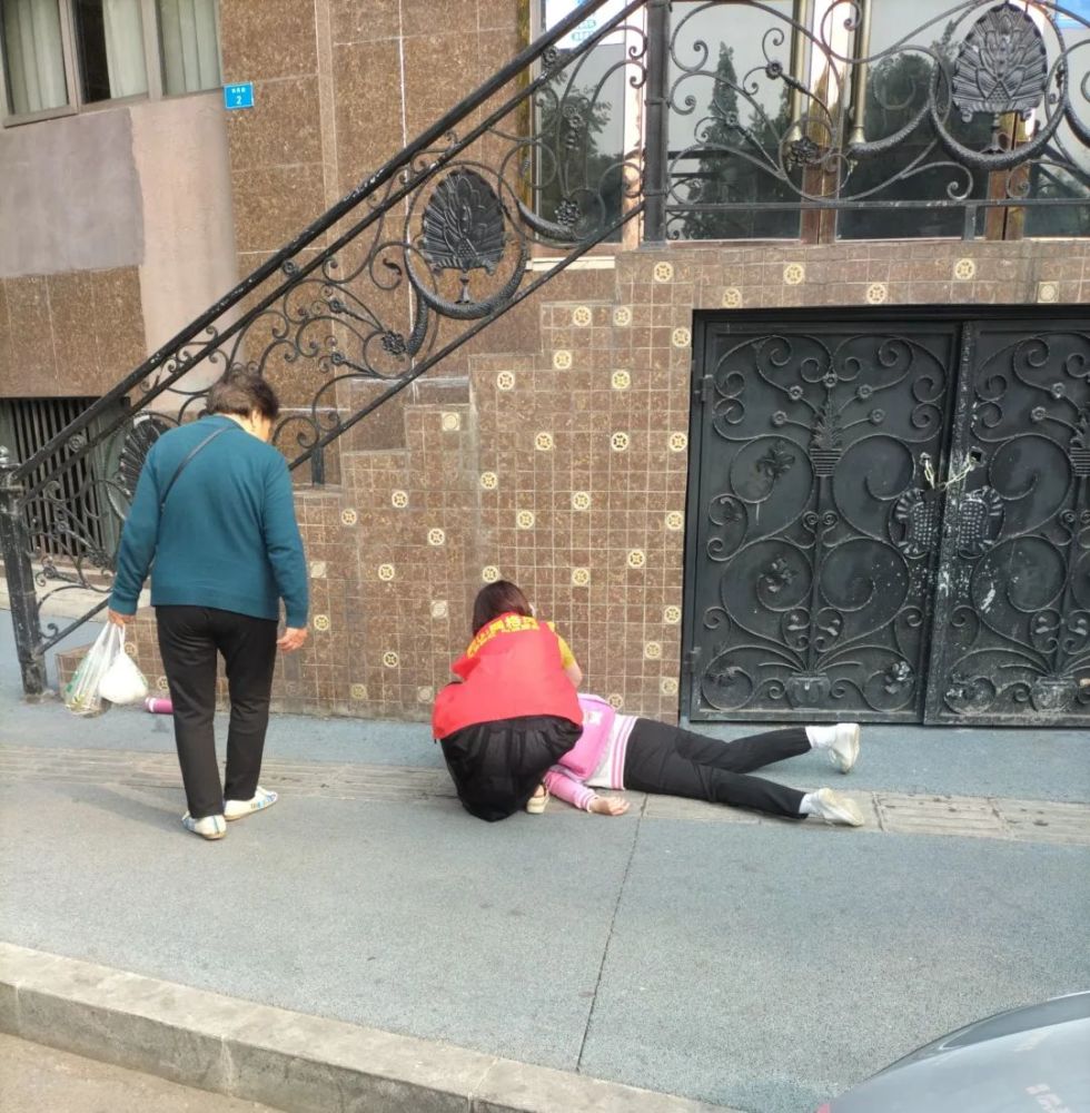 眉山一女孩儿突然晕倒街头……_腾讯新闻