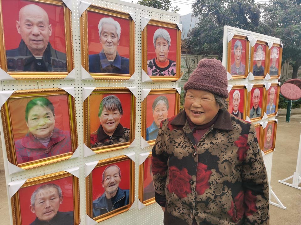 为农村空巢老人拍遗照:"娃们以后都记得你是笑笑的"_腾讯新闻