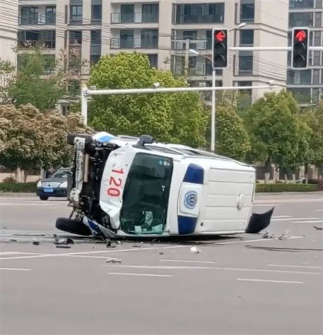 亳州某路口救护车侧翻车头破损严重!官方:车上无患者,有人员受轻伤!