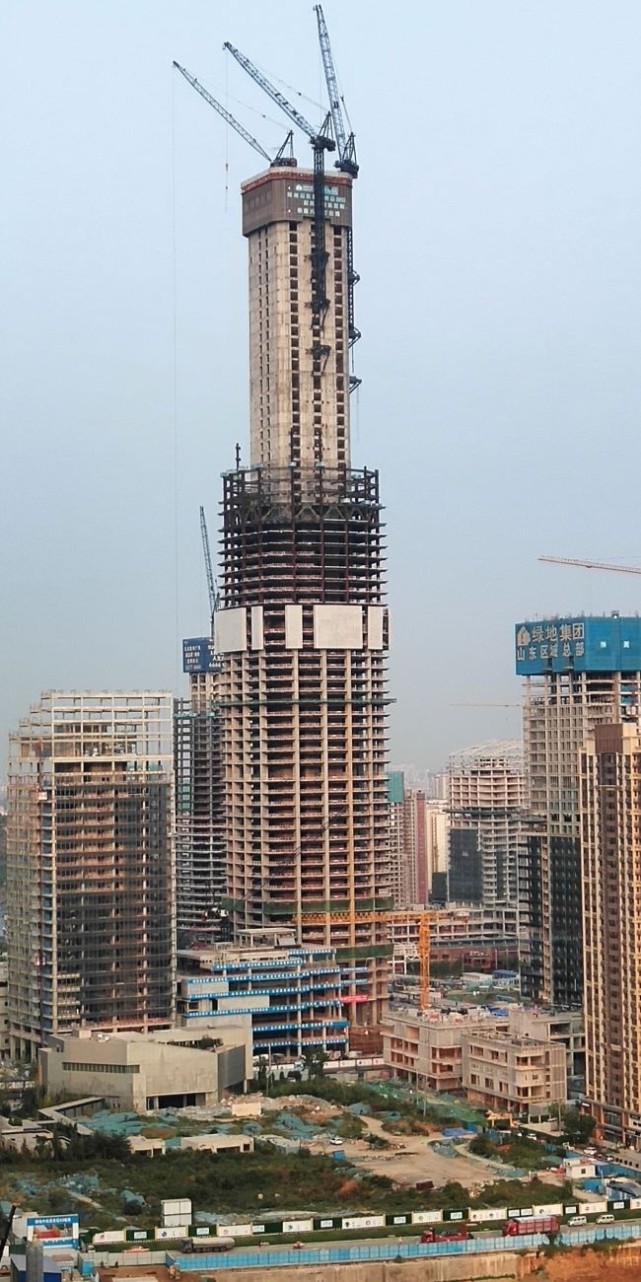 顺利攻克了"最难转换层",起重量最大动臂塔吊1700拆除等多个项目要点