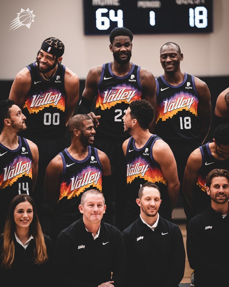 太阳队拍摄全家福!比分牌64-18亮了:官媒晒赛季7大神迹_腾讯新闻