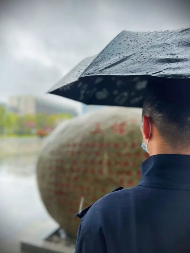 我们义无反顾有人逆向而行,人们铭记其坚定的背影有人勇往直前,人们