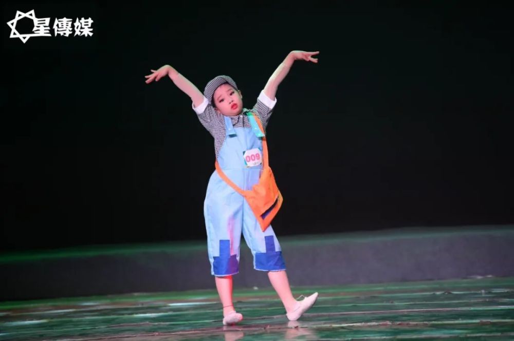 舞林少年|全国电视舞蹈展演-《报童》_腾讯新闻