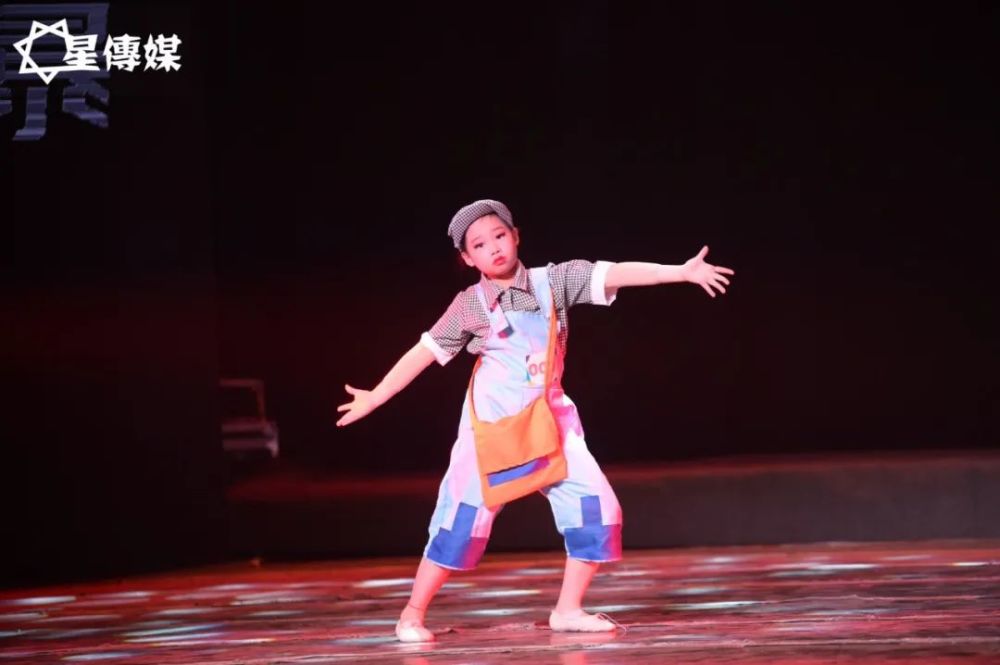 舞林少年|全国电视舞蹈展演-《报童》_腾讯新闻