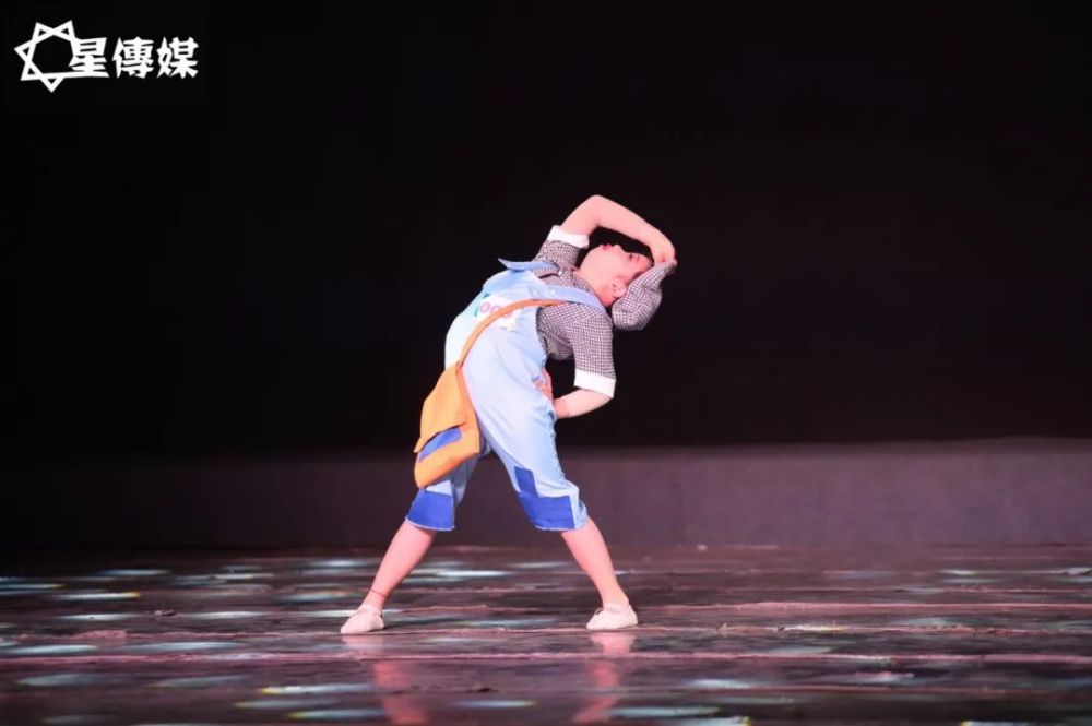 舞林少年|全国电视舞蹈展演-《报童》_腾讯新闻