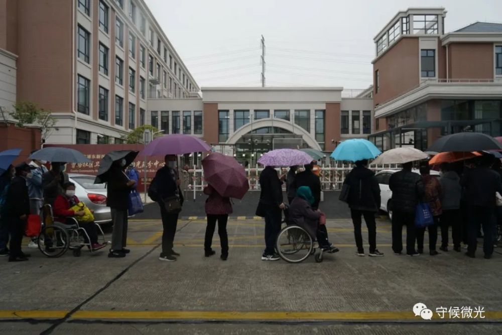 疫情下上海临时血透中心的病人：核酸结果出来时已超24小时，只能回家
