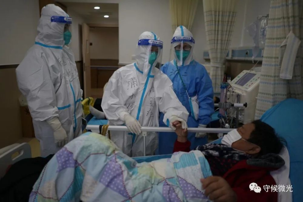 疫情下上海临时血透中心的病人：核酸结果出来时已超24小时，只能回家