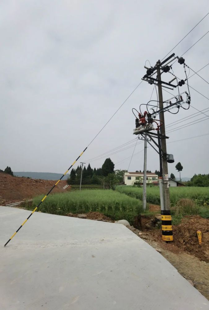 电杆拉线路中间伸一只脚就问你怕不怕