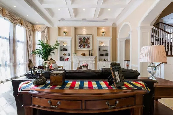 200平美式别墅无主灯但是凹吊顶上的射灯如星罗棋布的夜空