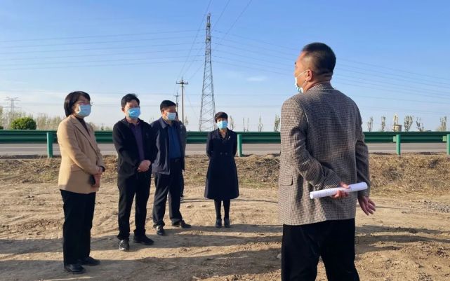 李丽,侯旭一行深入到小青龙河沿海路桥段进行实地踏查,并认真听取了