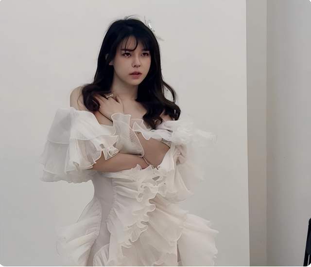 沫子和豚豚成为虎牙姐妹花不服豚豚36d约线下三亚比基尼pk