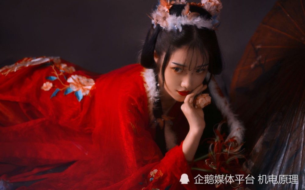 紅裙古風美女嫵媚高清桌面壁紙