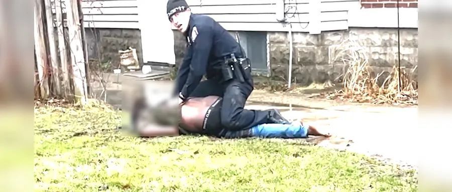 视频曝光！一黑人男子被美国警察按倒朝后脑开枪打死，民众在警局外抗议