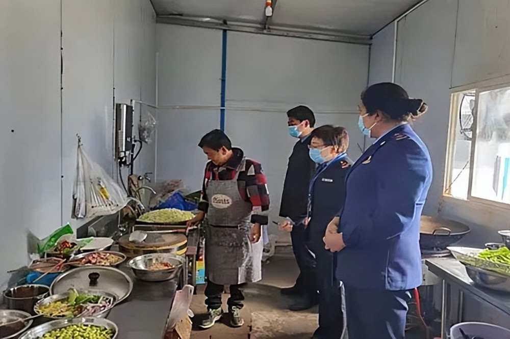 在面试时,因为米哈娜蹩脚的普通话,老板并没有对她