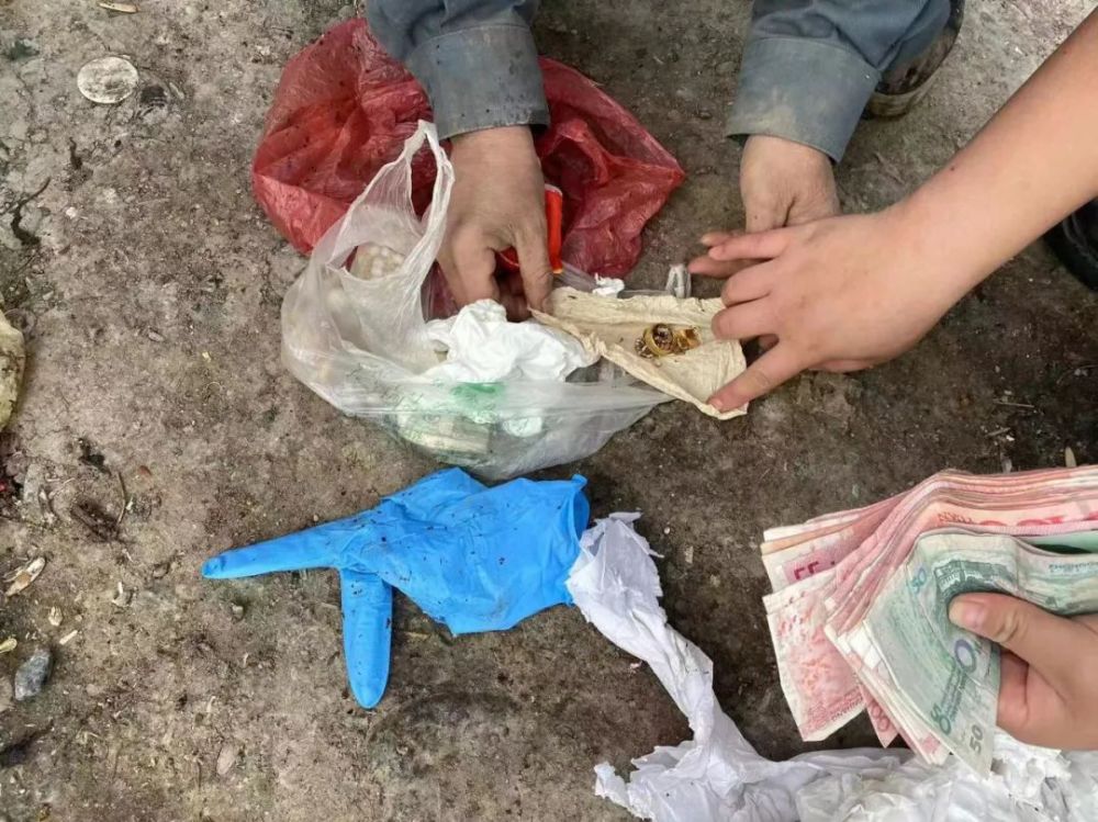 接到报警后,相关民辅警立刻行动,一方面根据监控确认垃圾袋丢失的画面