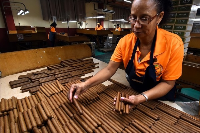 古巴雪茄为何这么贵?真是在少女腿上裹制的?探秘手工制作全过程