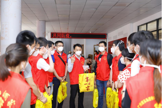 "我们20人分成两队,10人在检测点外围负责维护秩序,检查穗康码,指引