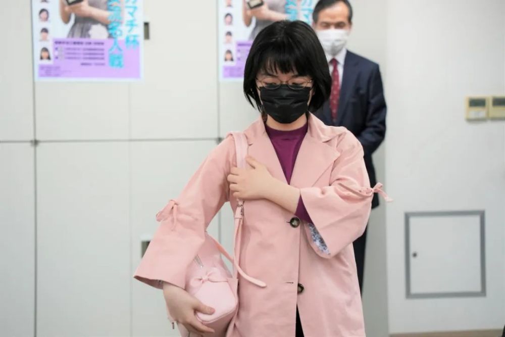 背着小书包下决赛仲邑堇受日本媒体热烈追捧女子名人战首局负里菜 天天看点