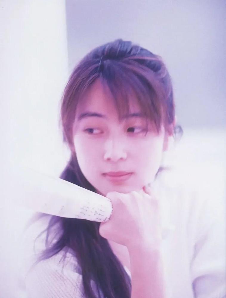 刚出道的坂井泉水以一首《good-bye my loneliness》登上了日本公信榜