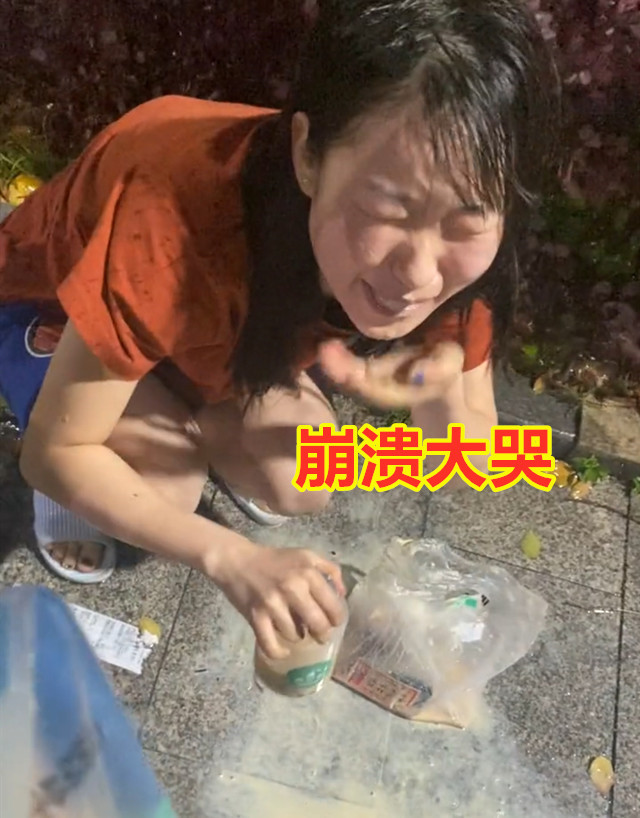 没想到却是在这样狼狈的情况下蹲在风雨中"狼吞虎咽",女生绷不住了