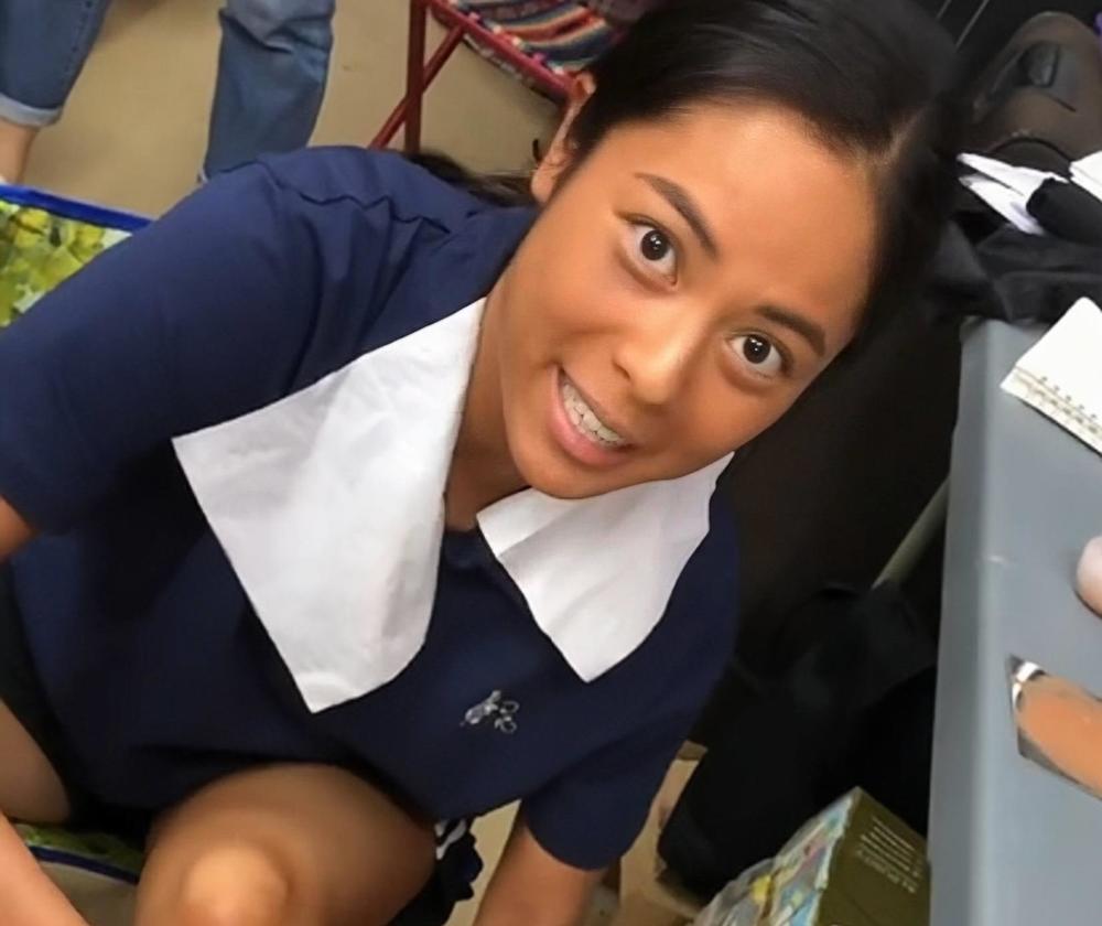 香港女星新剧演技获赞五官精致身材丰满为演菲佣刻意涂黑全身