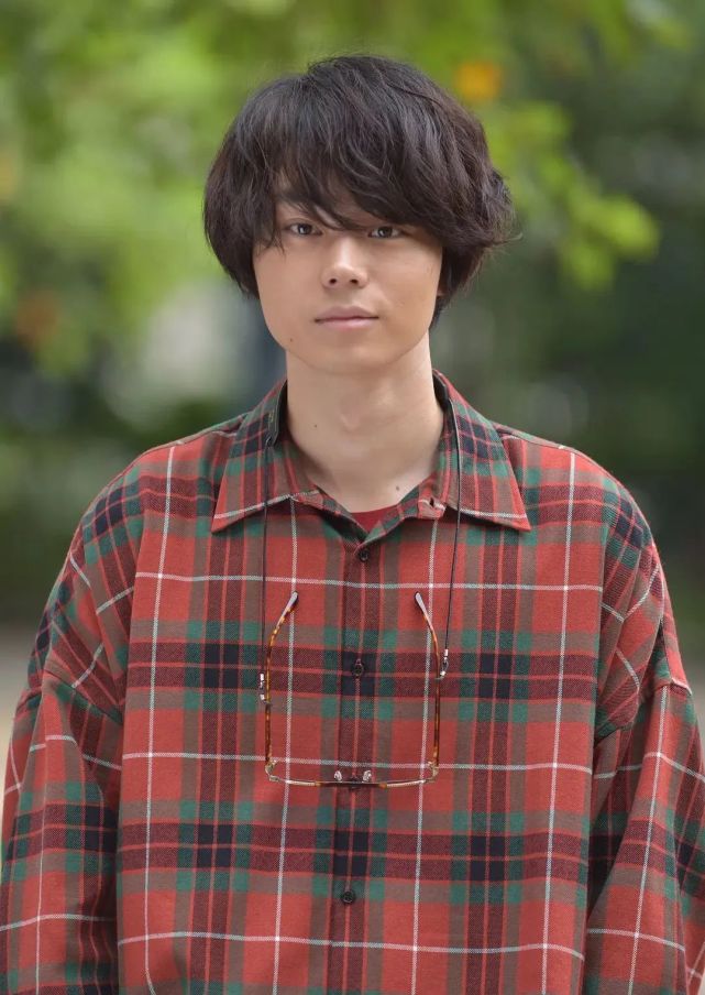 男主是本来颜值就普普通通造型还非常拉跨的菅田将晖.