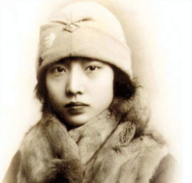 孟小冬半夜醒来发现睡在身边的姚玉兰不见了杜月笙走了进来