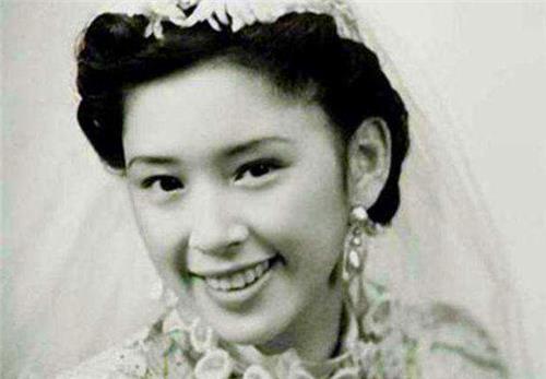 她是上海滩第一美人的女儿，长大嫁给抗日名将，晚年却在佛庙去世叮咚英语