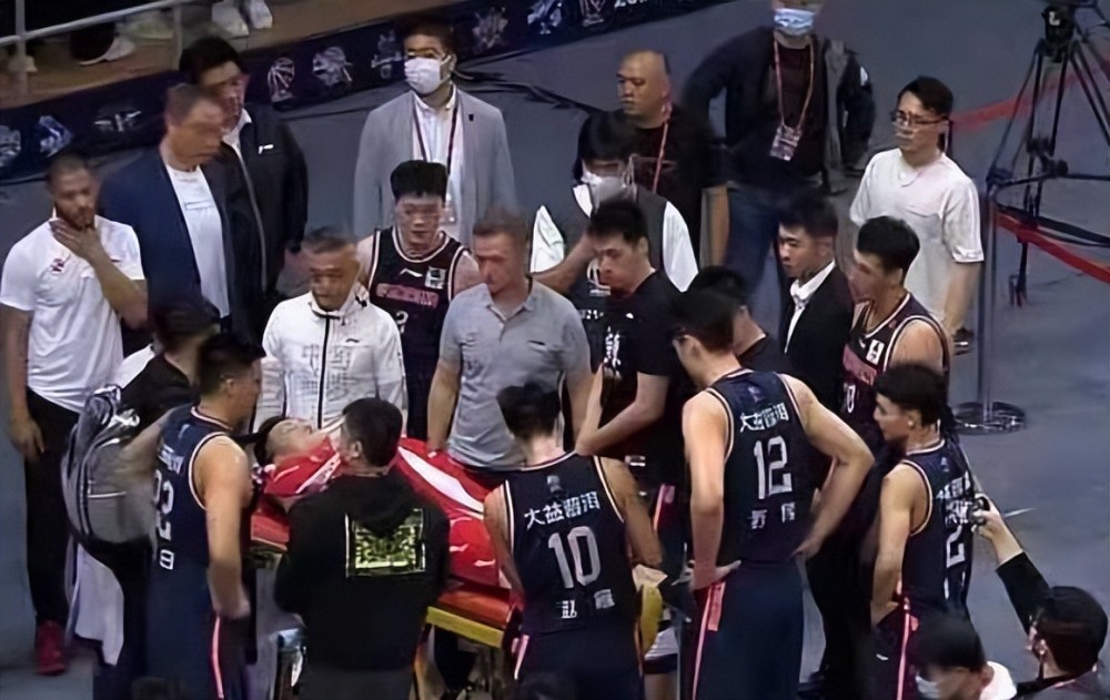 太心酸周鹏受伤一幕曝光队友祈福赵睿带伤出战杜锋怒了