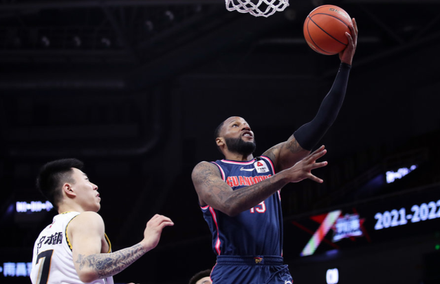 防守时犯规,周鹏落地的时候疑似头部撞到了地板,随后被队友扶离了球场