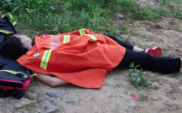 醉酒女孩趴河里睡一夜,救援全程没醒
