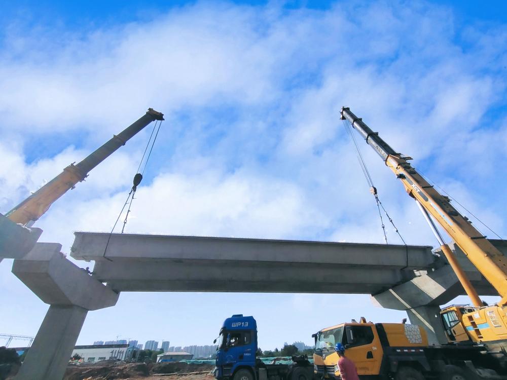 广州南站快速通道南段工程首片预制箱梁顺利架设