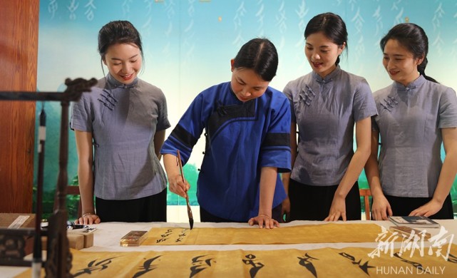 4月13日,江永縣女書生態博物館,市民在學寫女書.