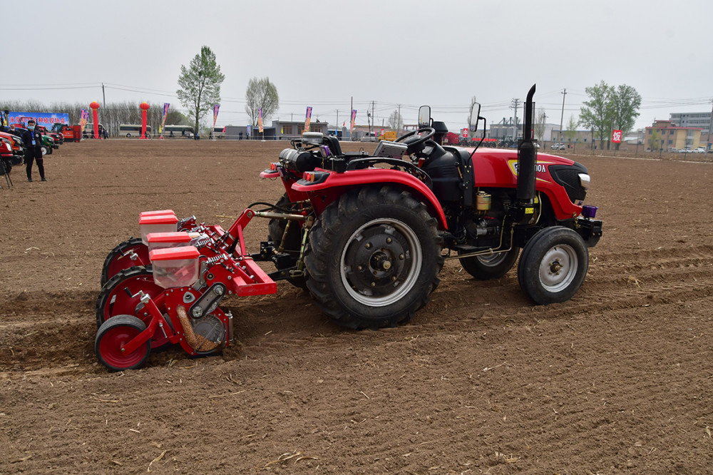 4月13日,农机专家正在演示无人驾驶农机具播种