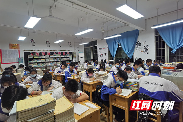 渌口区一中:盏盏护眼灯 涓涓护苗情