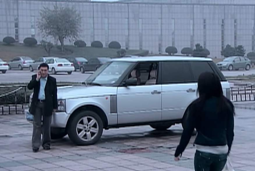 就像我曾经天真的认为,《蜗居》里宋思明给海藻讲路虎,只是为了在年轻